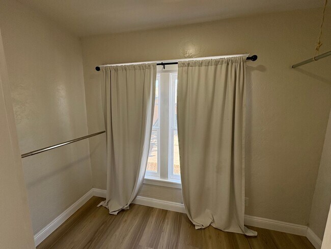 Building Photo - Beautiful 2 Story home Available coming soon!, pet friendly!