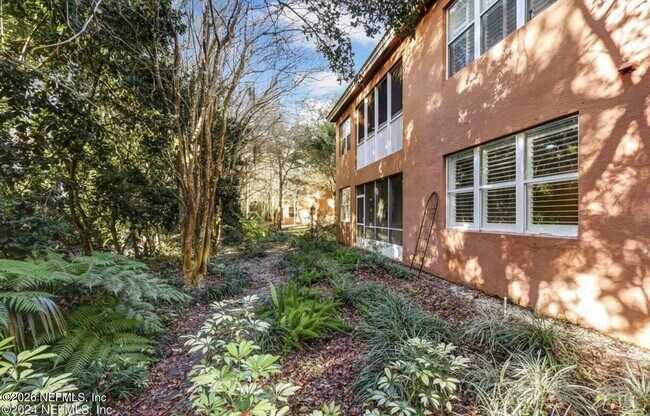 Building Photo - 156 Hidden Palms Ln