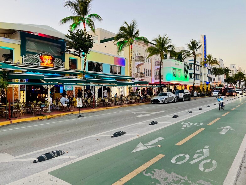 3 blocks away is the beach and restaurants - 901 Euclid Ave
