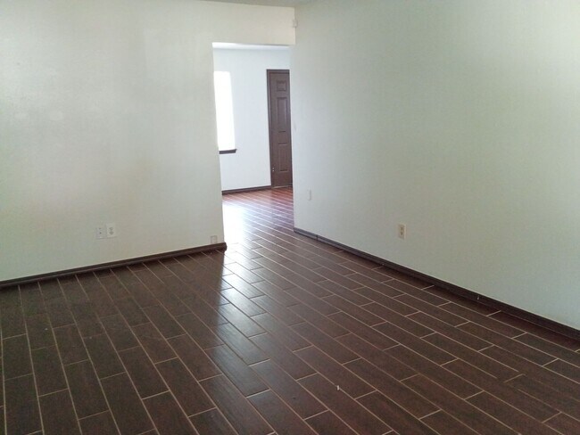 Building Photo - 306 W Michael Dr