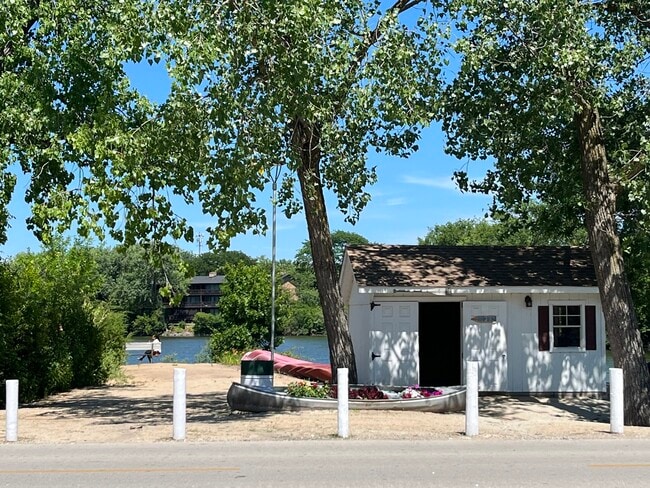 Building Photo - 6020 Oakwood Dr