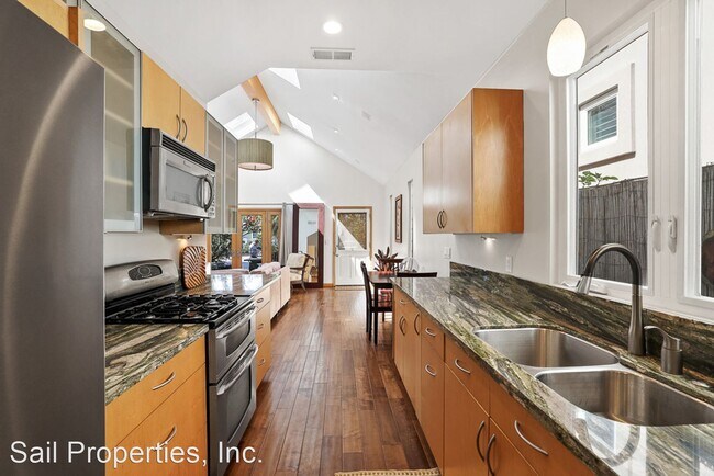 Building Photo - 2 br, 1 bath House - 614 10th St - 614 10t...
