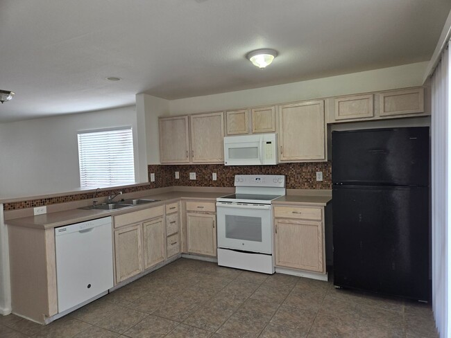 Building Photo - 3 bed 2 bath in Goodyear! No HOA