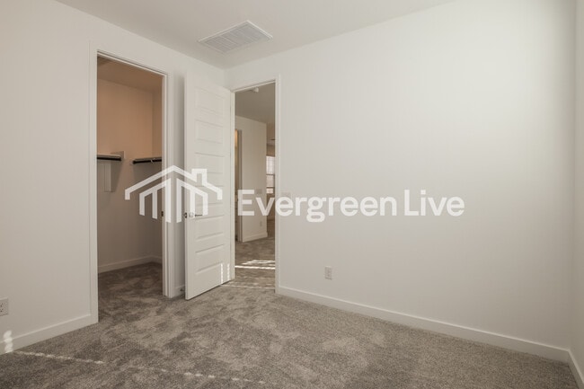 Building Photo - 10138 E Ulysses Ave