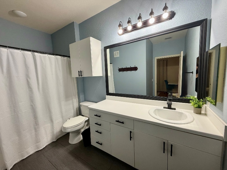 Building Photo - 860 N Orange Ave