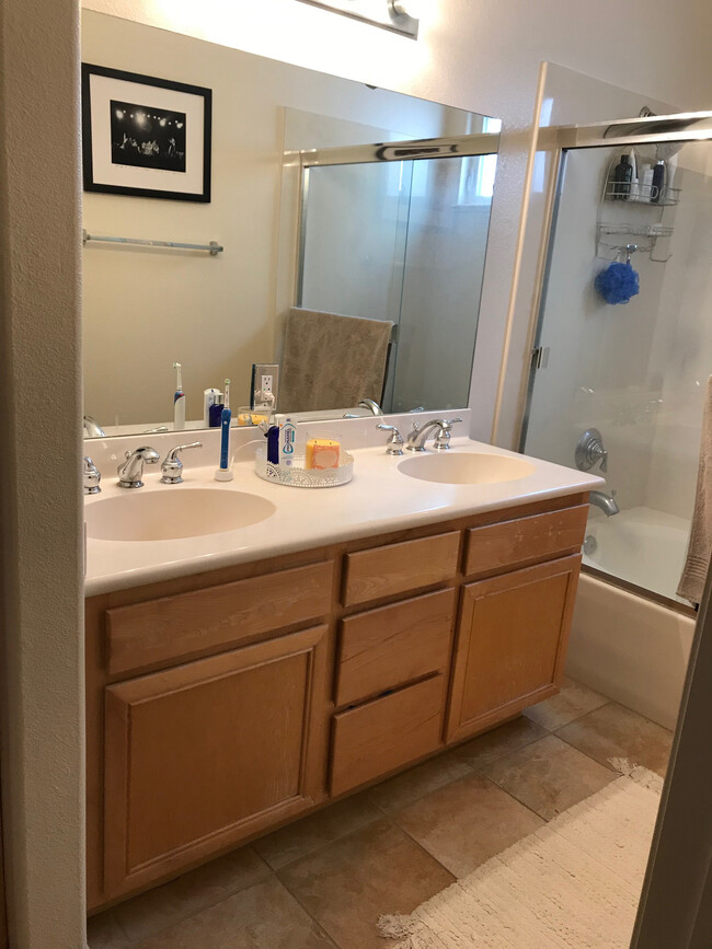 Primary bedroom bathroom - 2026 Garnet Ave