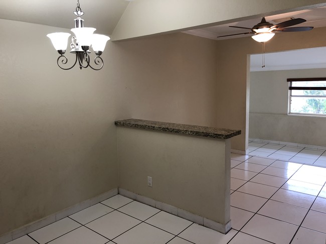 Building Photo - 812 W Lakewood Rd