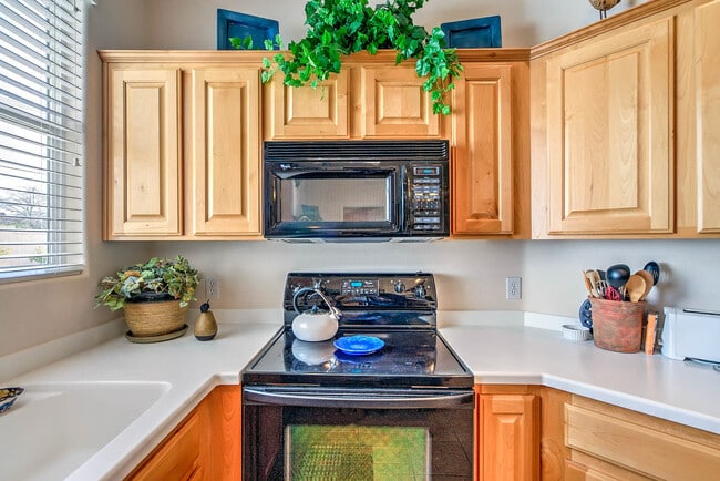 Building Photo - Fully Furnished Home. All utilities includ...