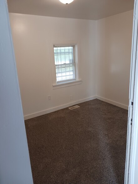 Building Photo - 812 W Main St