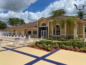 Building Photo - 450 Palm Cir