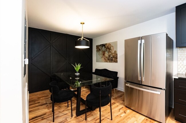 Building Photo - Ultra Modern Three Bedroom Home!