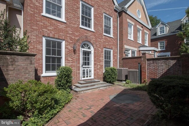 Building Photo - 42 Governors Ln