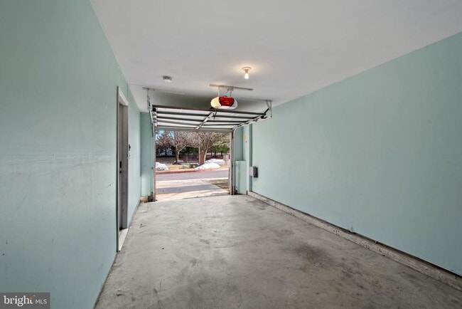 Building Photo - 8833 Hawthorne Ct