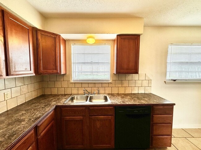 Building Photo - 3 Bedroom