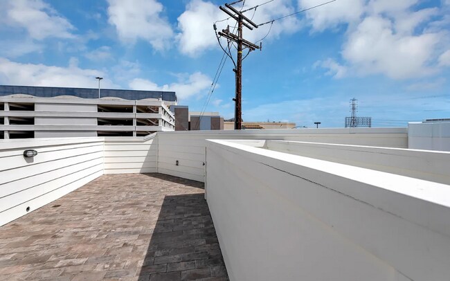 Building Photo - Grant Avenue B