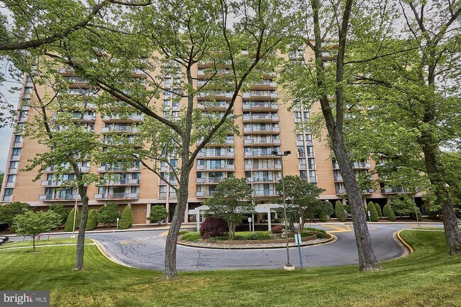 Building Photo - 6100 Westchester Park Dr