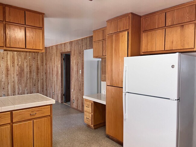 Building Photo - Nice Nob Hill Location with 3 Bedrooms