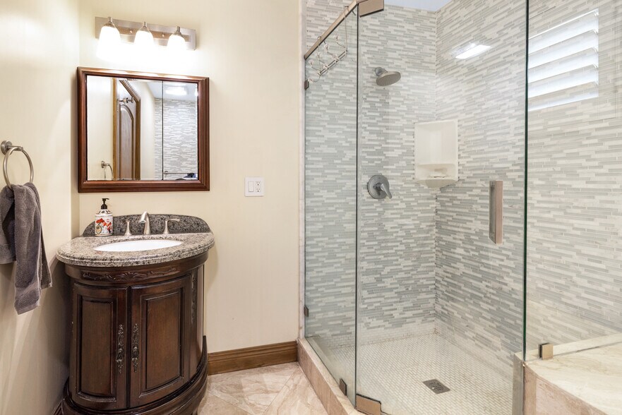 Building Photo - 401 Holmwood Dr