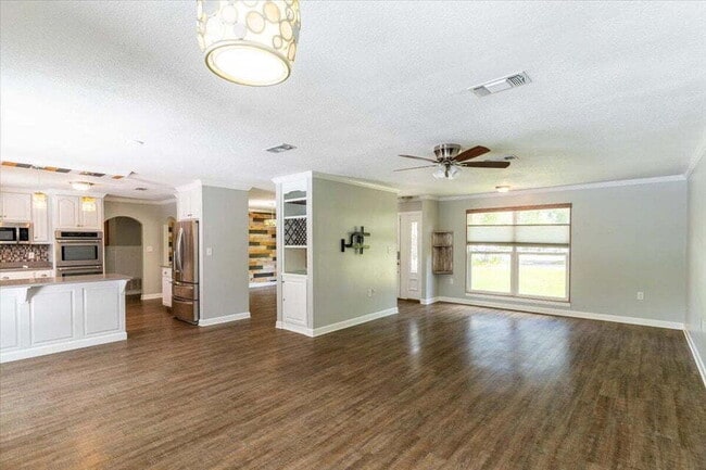 Building Photo - "Charming 3-Bed Oasis with Private Pool in Fort Walton Beach!"