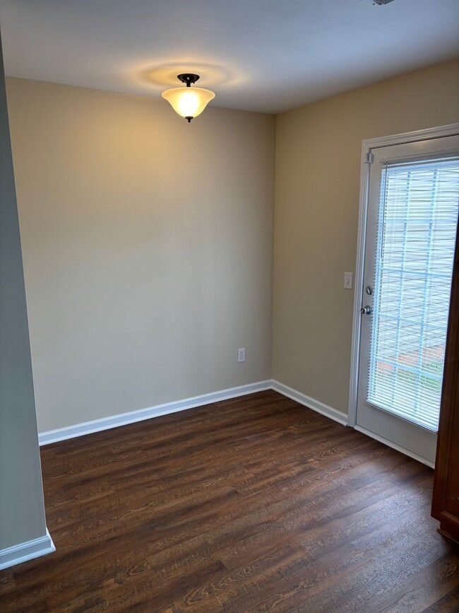 Building Photo - 2 BEDROOM 2 1/2 BATH TOWN HOME