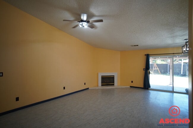 Building Photo - Gorgeous 4 Bedroom Home in Shafter!
