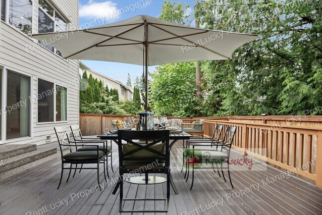 Building Photo - Like-New and HUGE 5-Bedroom Home in Prime Bellevue Location!!