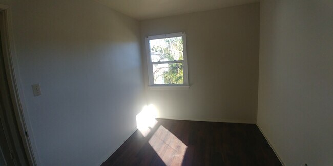 Bedroom - 418 E Freeland St
