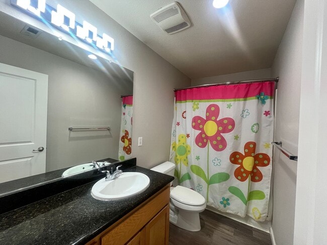 Building Photo - Exceptional 3 Bed 2.5 Bath Townhome in Mor...