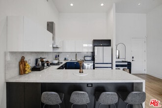 Building Photo - 118 S Kenwood St