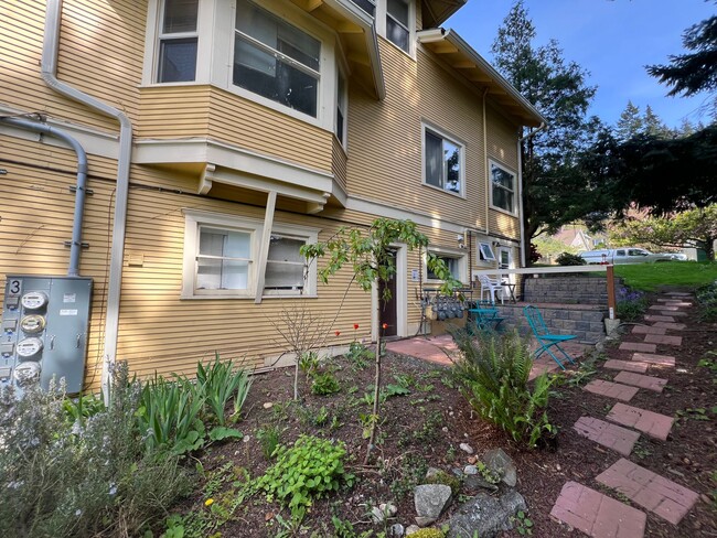 Building Photo - 3 Bed 1 Bath Unit in lower level of Victor...