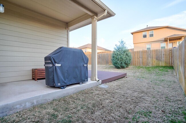 Building Photo - Warm & Spacious 3 Bed, 2 Bath Home with Fenced Backyard