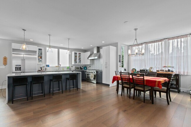 Building Photo - 5Bd/3.25Ba Seattle House