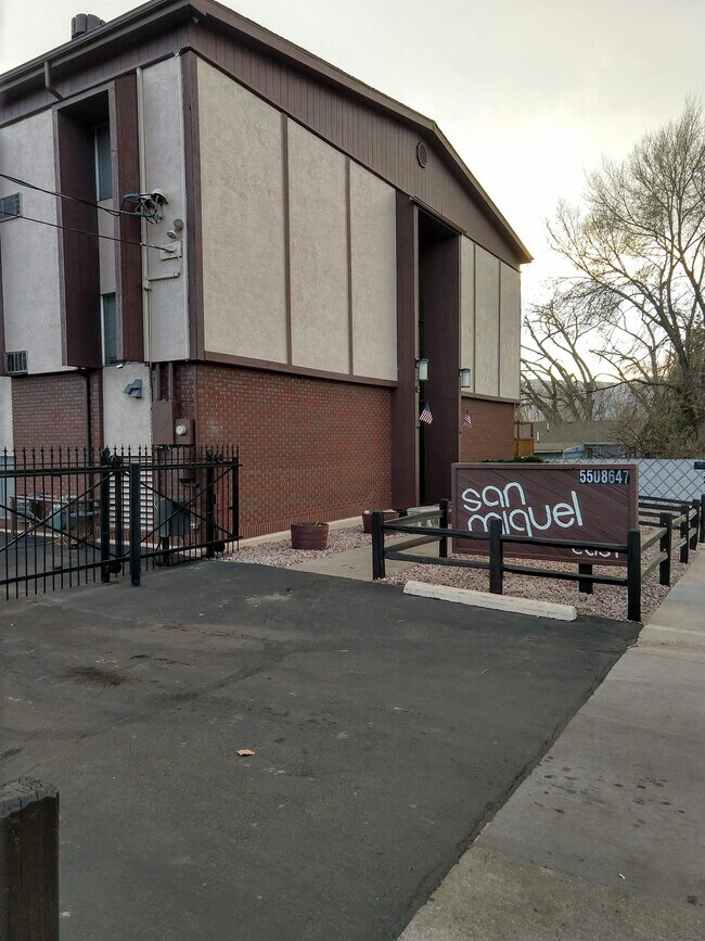 Building Photo - 3611 E San Miguel St