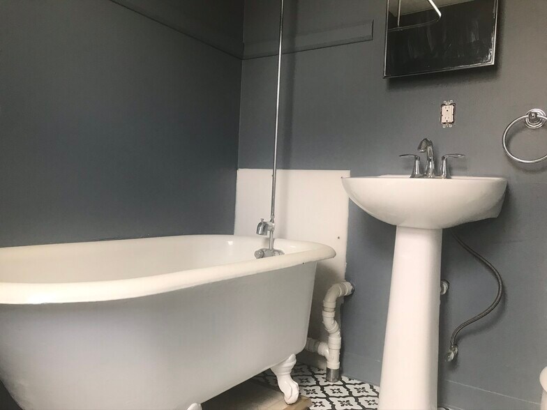 Building Photo - 712 6th St NE