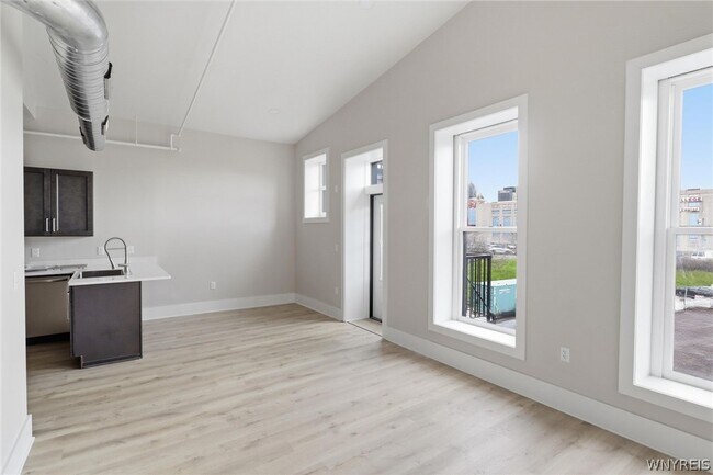 Building Photo - 136 Seneca St