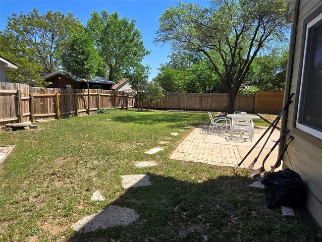 Building Photo - 804 Sunny Ln