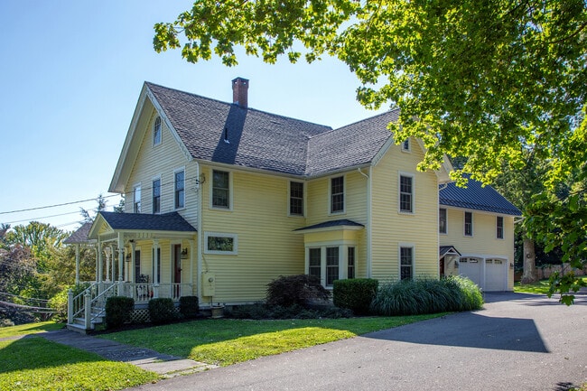 Building Photo - 267 Main St