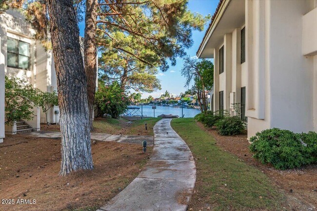 Building Photo - 5200 S Lakeshore Dr