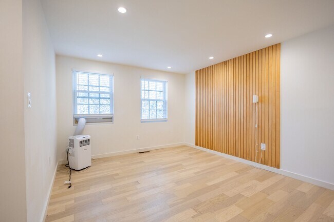 Building Photo - Lovely 2 BR/1 BA 2-Level Condo in Fairlawn!