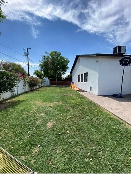 Building Photo - 8533 E Vernon Ave
