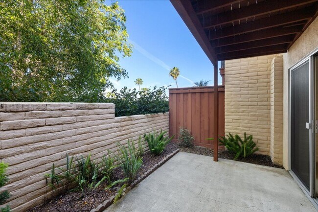 Building Photo - Escondido 2 bed 2.5 bath condo for lease