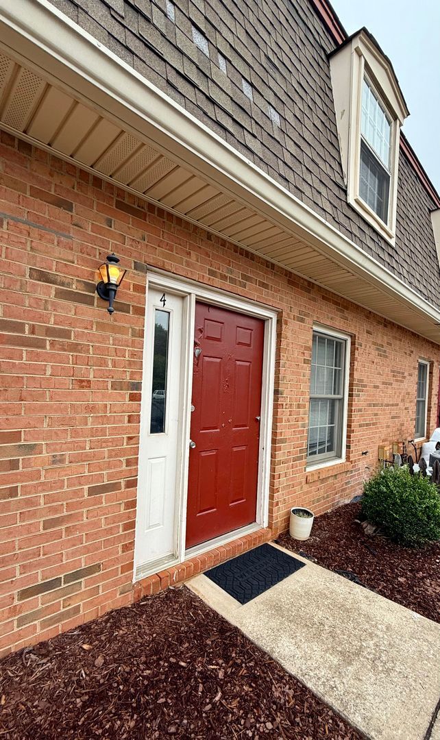 Primary Photo - 2 bed / 1.5 bath townhome in Oakwood