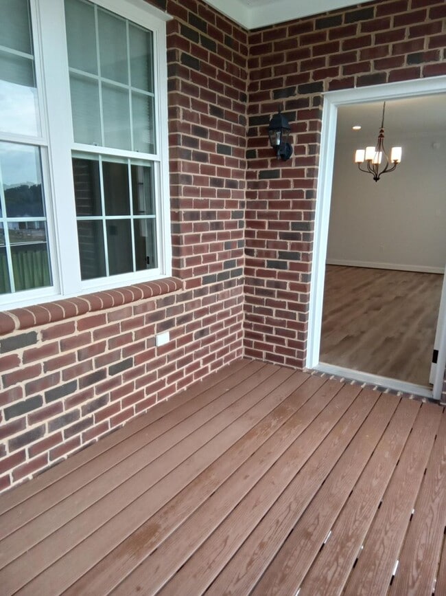 Building Photo - Patio Townhome Located 1 Block from Bedfor...