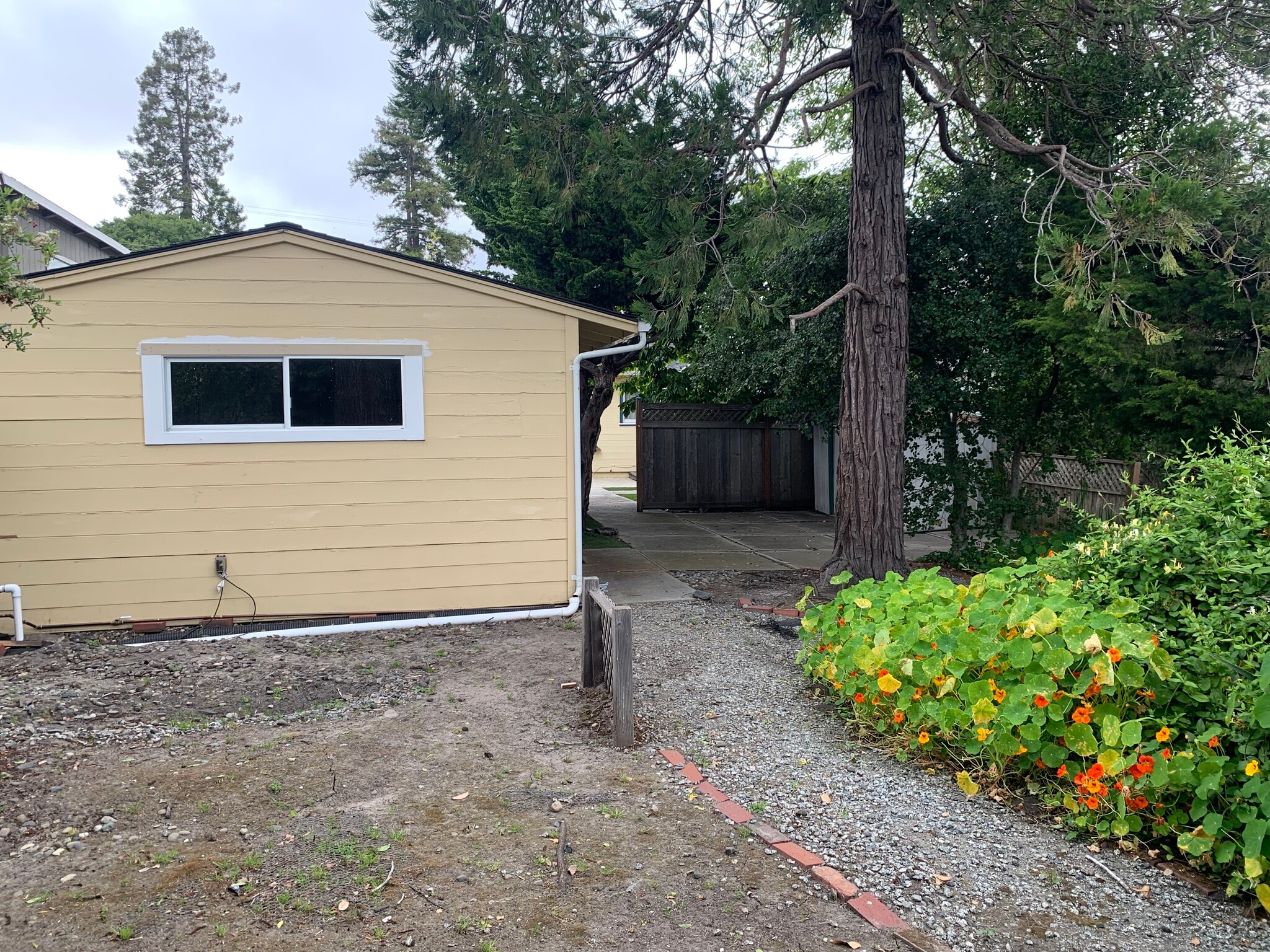 Building Photo - 415 Laurent St