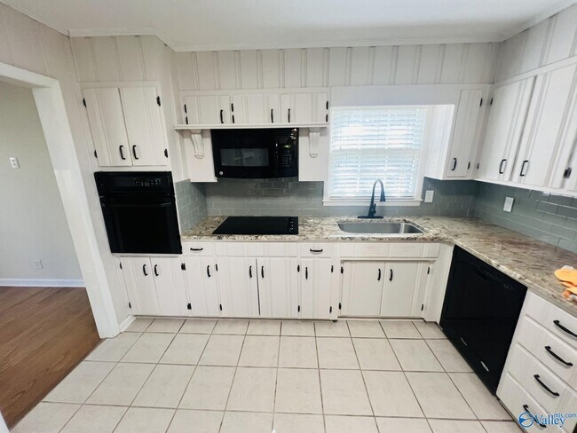 Building Photo - 4006 Devon St SE