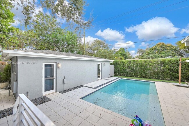 Building Photo - 150 NE 50th St