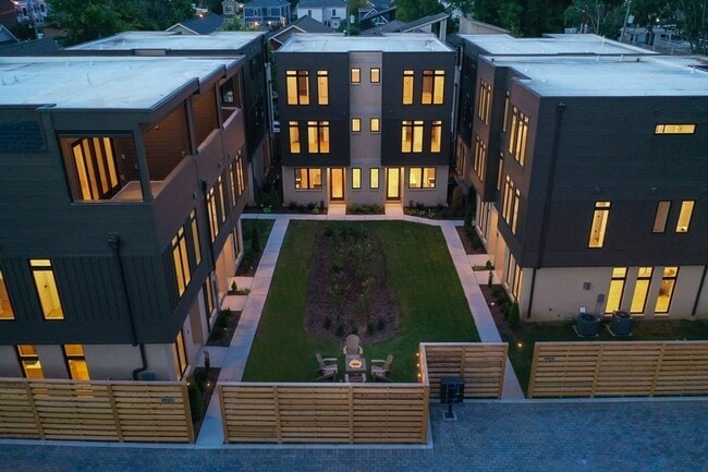 Building Photo - Stunning End Unit Townhome in Salemtown