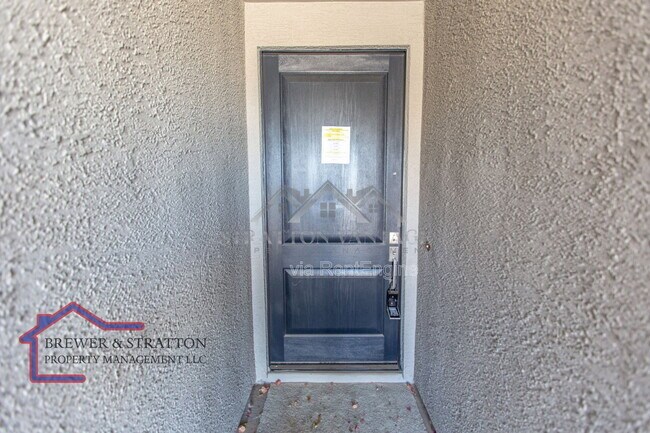 Building Photo - 15243 W Latham St