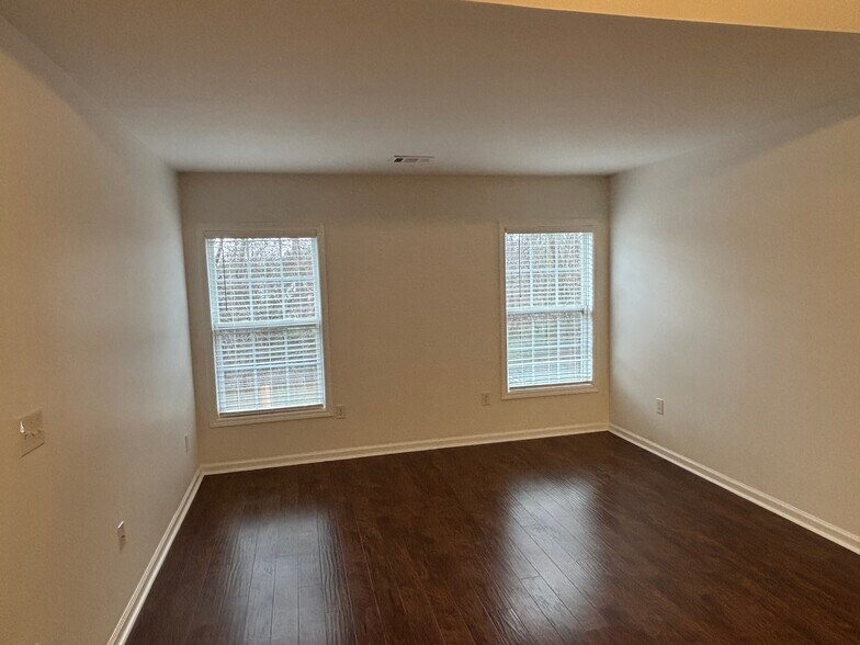 Building Photo - 27 Farm Brook Way