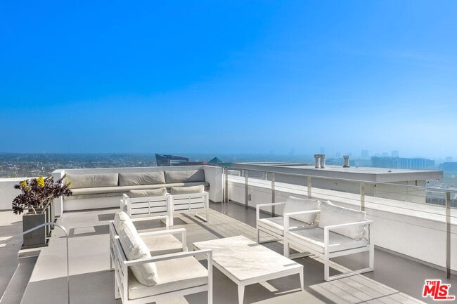 Building Photo - 838 N Doheny Dr